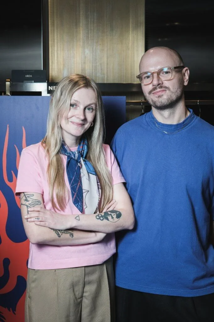 Mateusz Kolek（右）和Patrycja Guzik（左） 波蘭克拉科夫情侶檔藝術家，前者插畫作品以玩味、迷幻見稱，後者經營可持續女裝品牌Pat Guzik。 