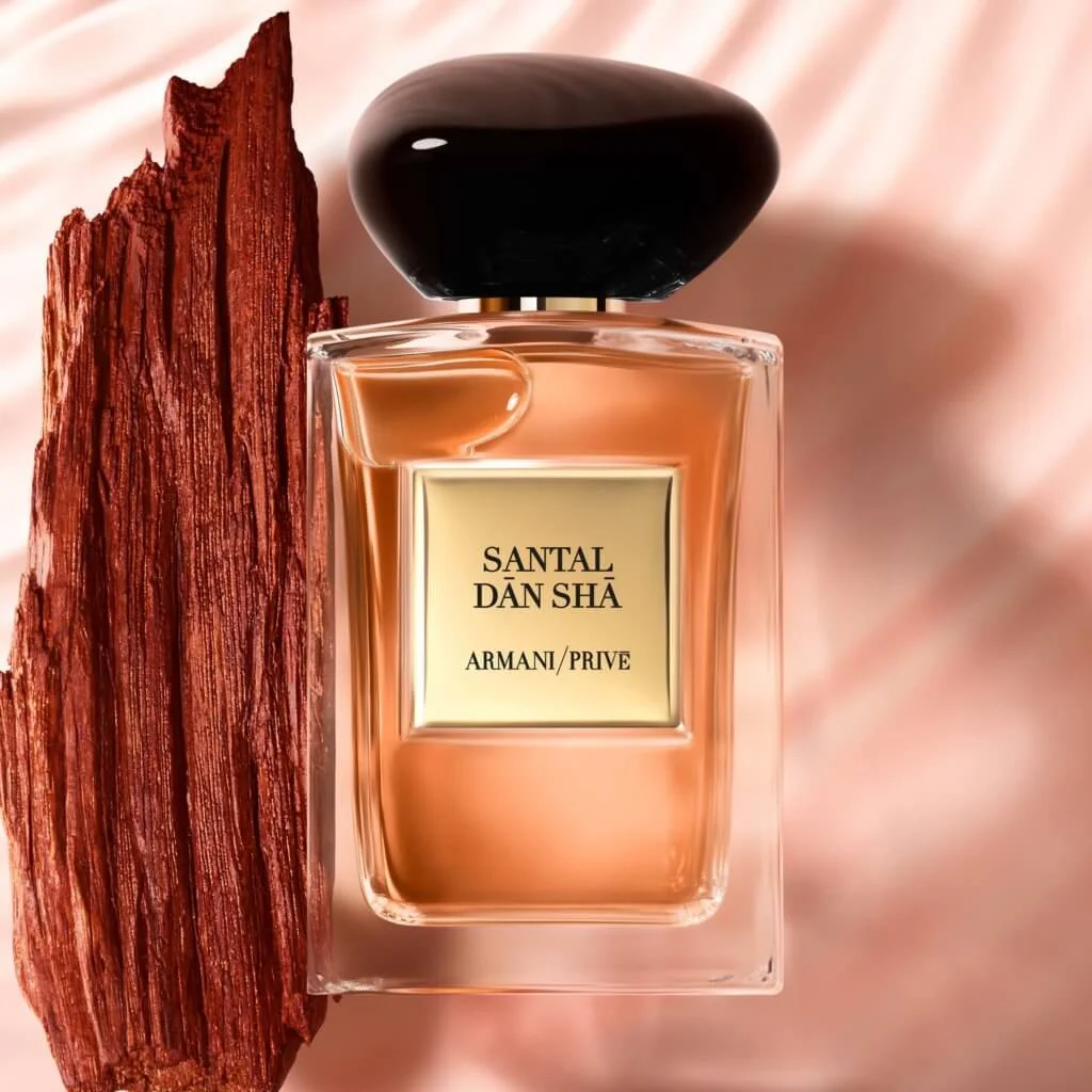 GIORGIO ARMANI SANTAL DAN SHA高訂香水 1,740/100ml；$1,210/50ml 檀香樹長成需時逾八十年，芬芳濃厚，喚起一種沉浸在大自然中的感覺。 