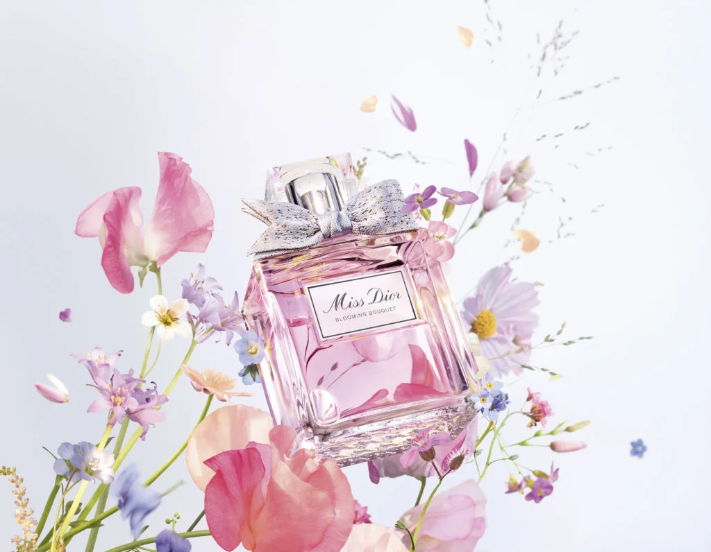 Miss Dior Blooming Bouquet淡香薰 $1,340/100ml 卡拉布里亞佛手柑牽引出溫柔的牡丹和大馬士革玫瑰組成的中調，充滿詩意的香氣再飾上如蕾絲花邊的白麝香。 