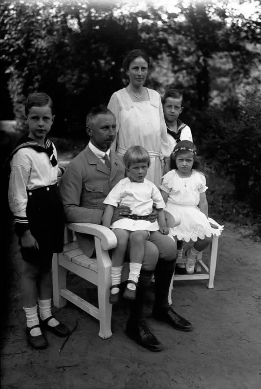 Neueste Aufnahmen des Prinzen Oskar von Preussen im Kreise seiner Familie. Unser Bild zeigt den Prinzen mit seiner Familie im Garten seiner Villa in Potsdam.
