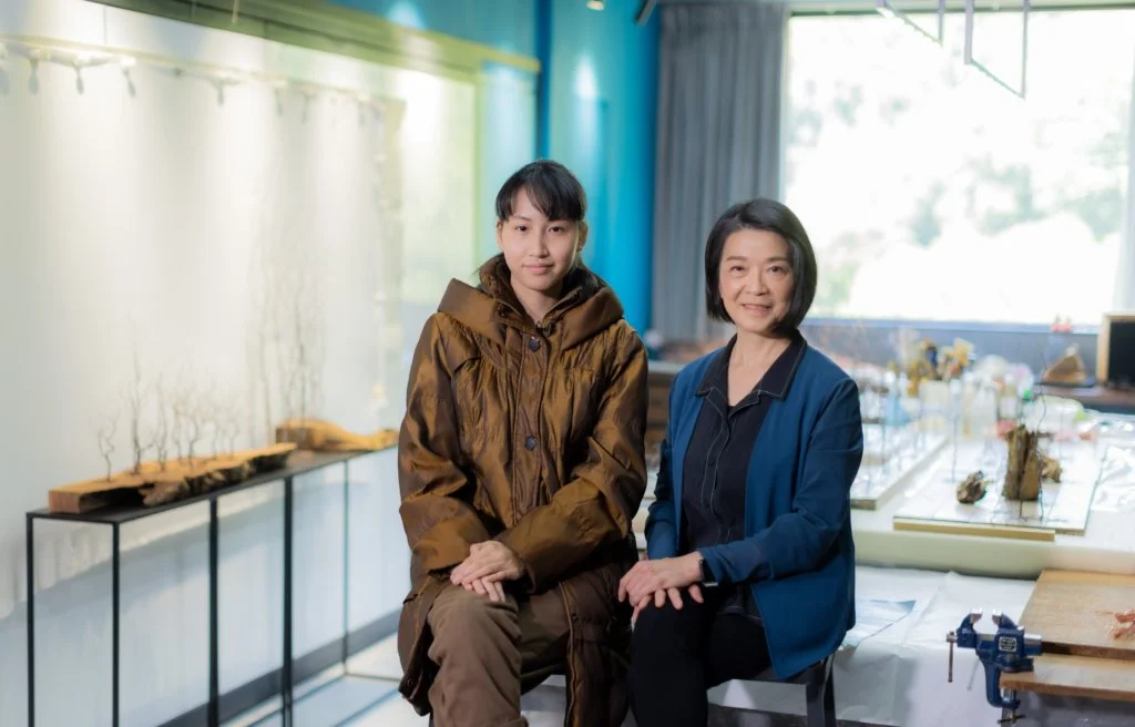 楊國芬（右）與「2022年大華銀行年度水墨藝術大獎」其中一位得獎者郭燕錦同學（左）共同創作的大型水墨數碼互動裝置。