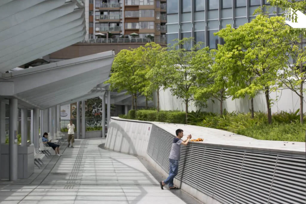 啟德工業貿易大樓門外連接九龍城Mikiki商場，特意在天橋上設有綠化公眾休憩空間。（明周資料圖片）