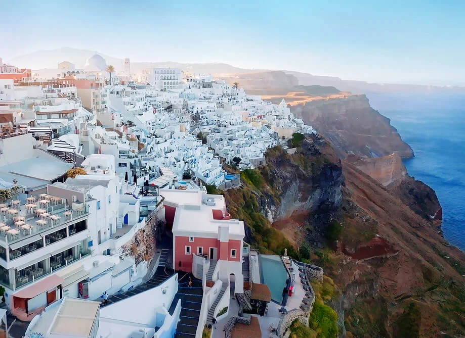 希臘聖托里尼島的住宅起伏有致地聳立山巒之上，成為Robert Stern設計「ONE STANLEY」的創作靈感。