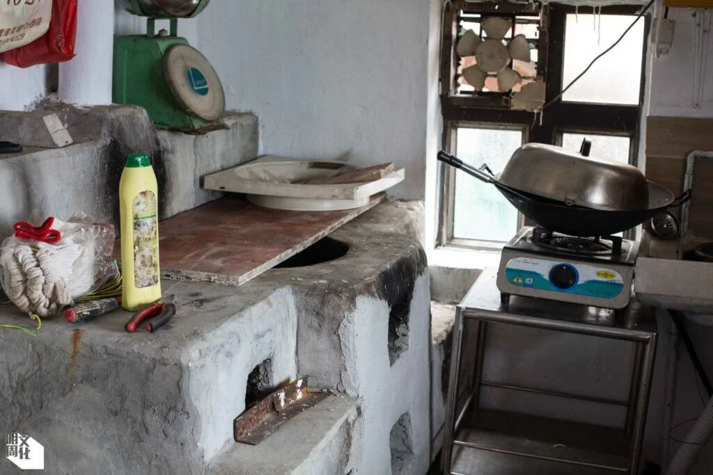 李港生家中廚房仍保留鄉村常見的傳統灶頭；他說，自己現在還是燒柴煮飯。