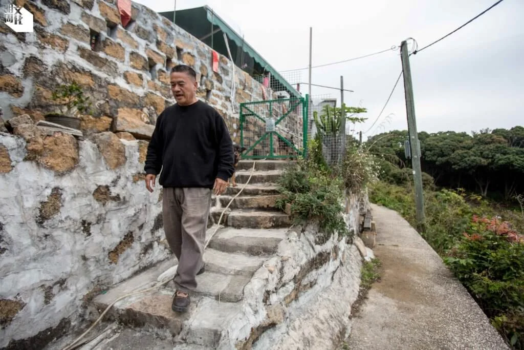 本已從安聯村遷出廿年的李港生，一九年與家人回到舊屋定居。他的家靠近行山徑的一邊。