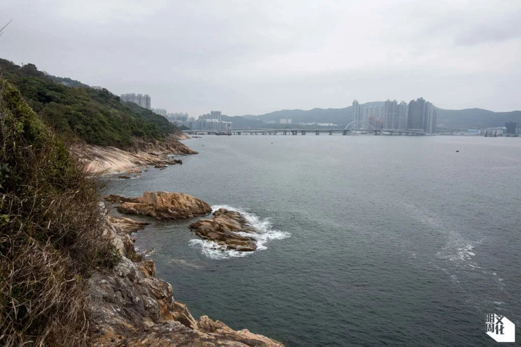 安聯村山下有一天然岩岸海灣，可遠眺新建的將軍澳跨灣大橋及大型住宅區日出康城一帶。