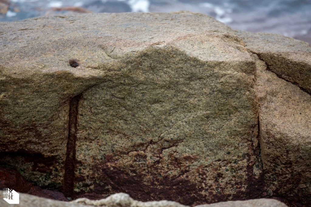 岩石上仍可見昔日打石痕跡