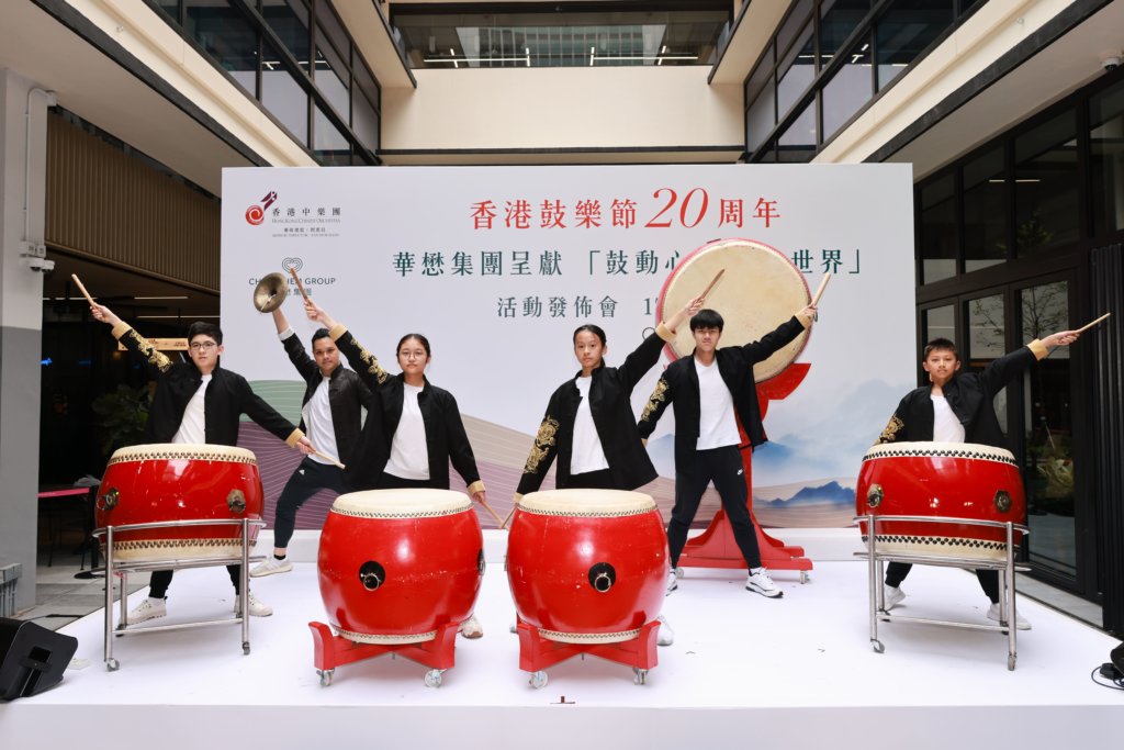 青年敲擊樂演奏家梁正傑先生（後排左）帶領香港浸會大學附屬學校王錦輝中小學（中學部）學生演出《秦王點兵》。