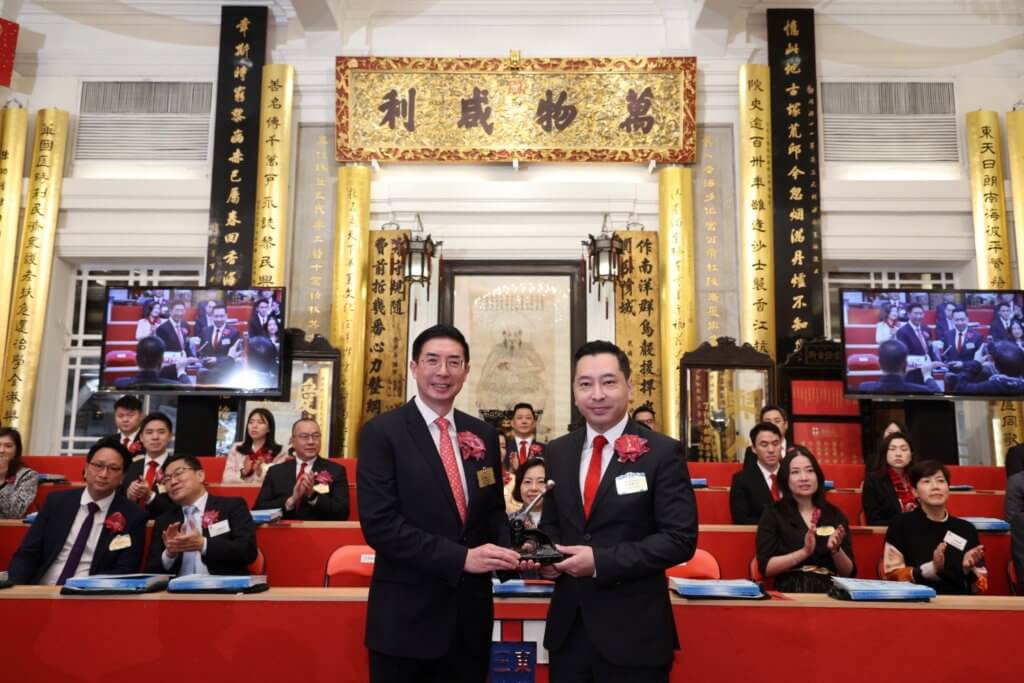 東華三院壬寅年董事局主席馬清揚先生（左）移交契據及印信予癸卯年董事局主席韋浩文先生（右）。