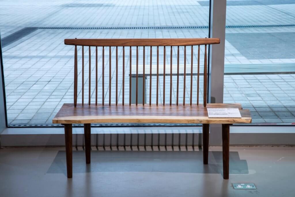 吳鋌灝的作品《相思木長椅》將廢棄的木材融入家具設計中