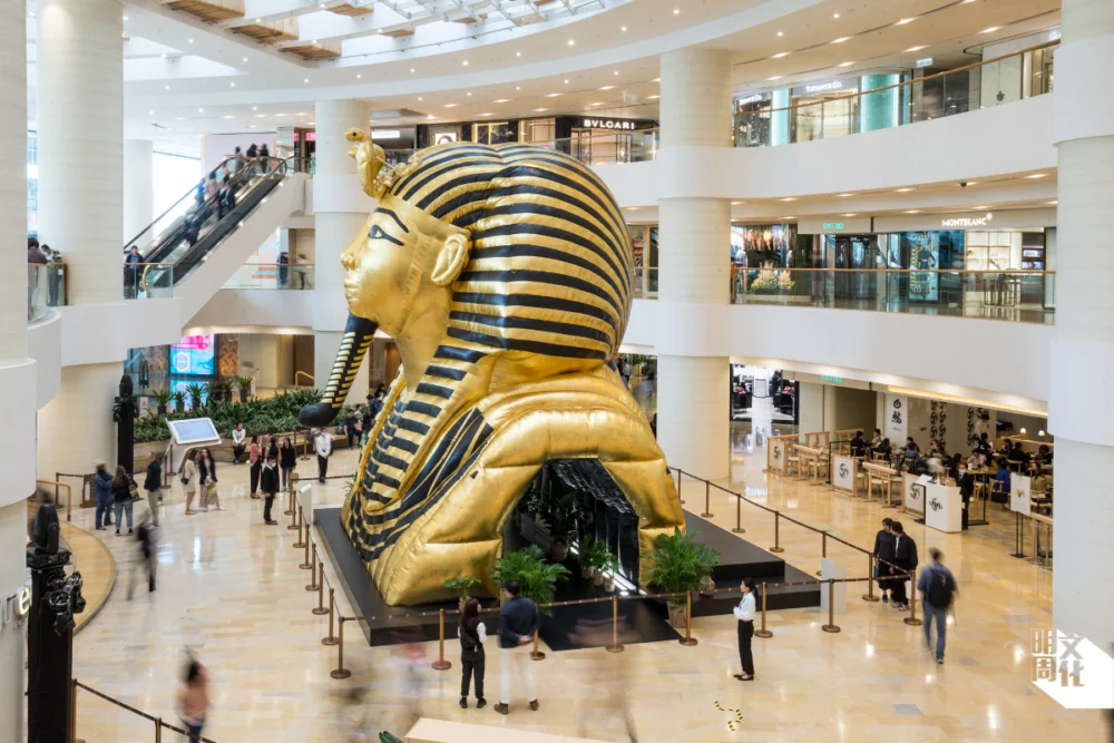 今年Encounters首度跳出會展，在太古廣場展出Awol Erizku作品《重力》，以法老圖坦卡蒙為藍本的巨型吹氣裝置，激起社會熱議，甚至引發破壞風水爭論。