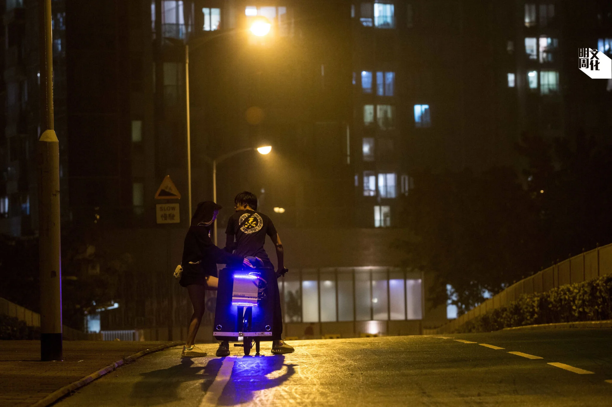 阿傑與太太小吉享受踩車機的二人時光