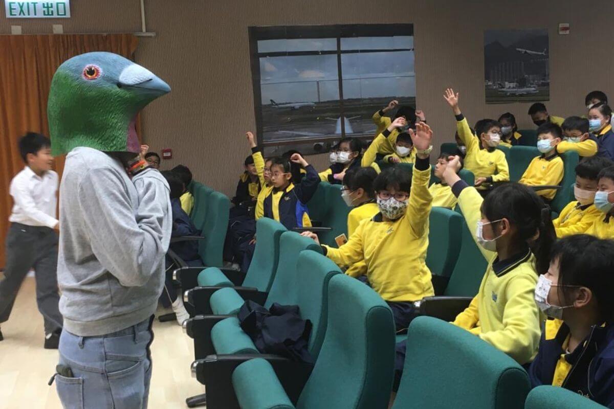 團隊成員到學校舉辦講座，更特意訂購鴿子頭套作道具，希望能從小培養學生愛護動物的心。（圖片由受訪者提供）