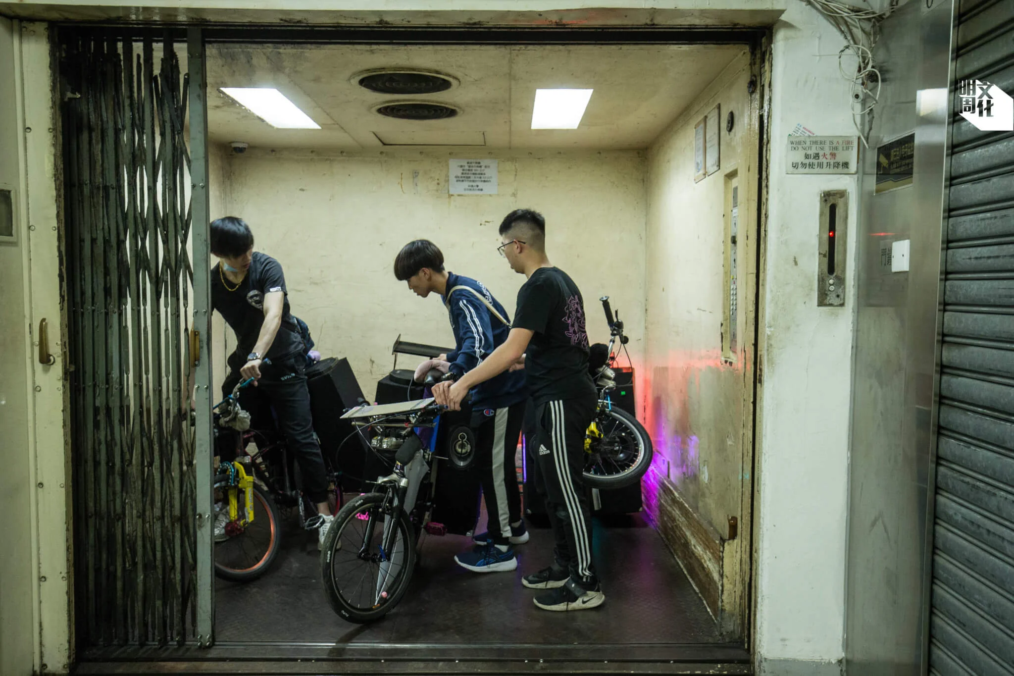 把車機搬入升降機及抬上貨van,不是易事。