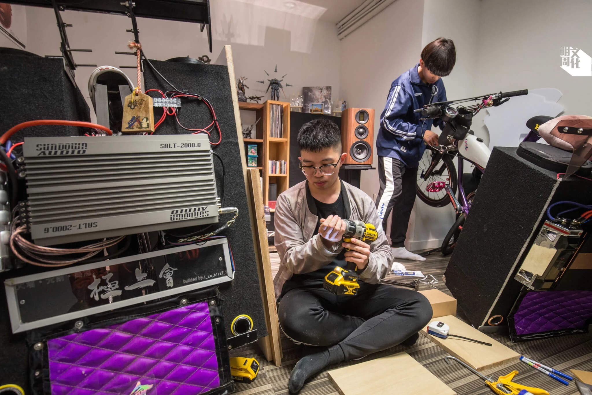 阿雀(左)在葵涌所租的貨倉化身為車機改裝工場