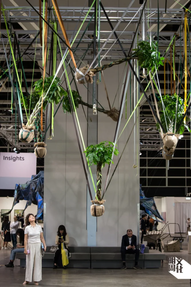 香港藝術家楊沛鏗的《屋簷下的擁抱先生們》，跟烏克蘭也有深厚淵源，作品在戰火中失散，又在香港重生。