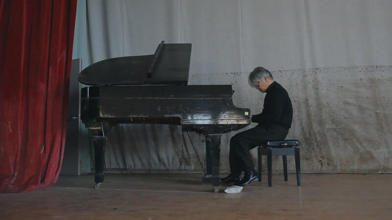 紀錄片《坂本龍一：CODA》中，坂本龍一到訪福島，彈奏受海嘯損毀的鋼琴。