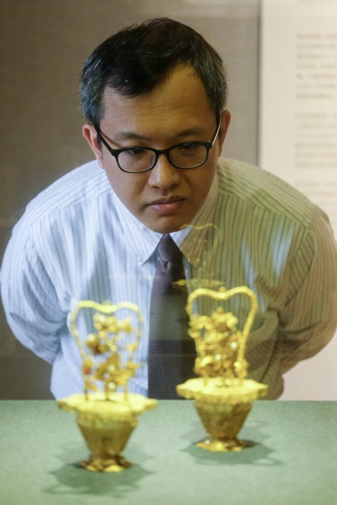 香港中文大學文物館副研究員童宇博士介紹 黃金工藝的細節。