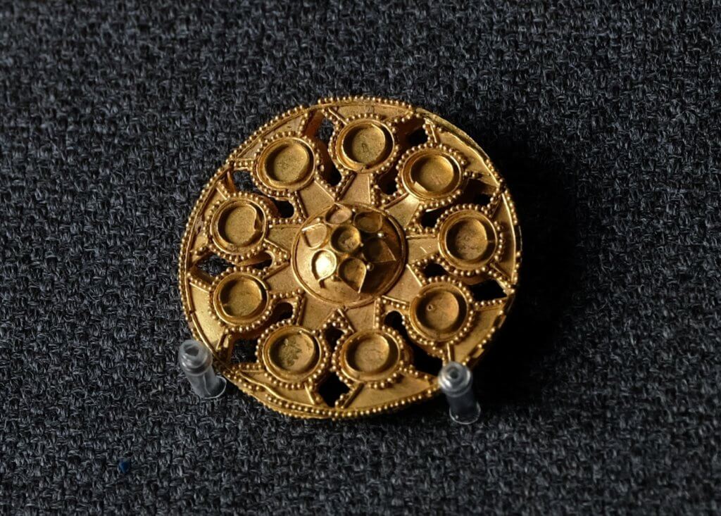漢代連勝紋金飾，工匠需在不足三厘米的金片上作業，上面有幾十粒金珠和很幼細的金絲。