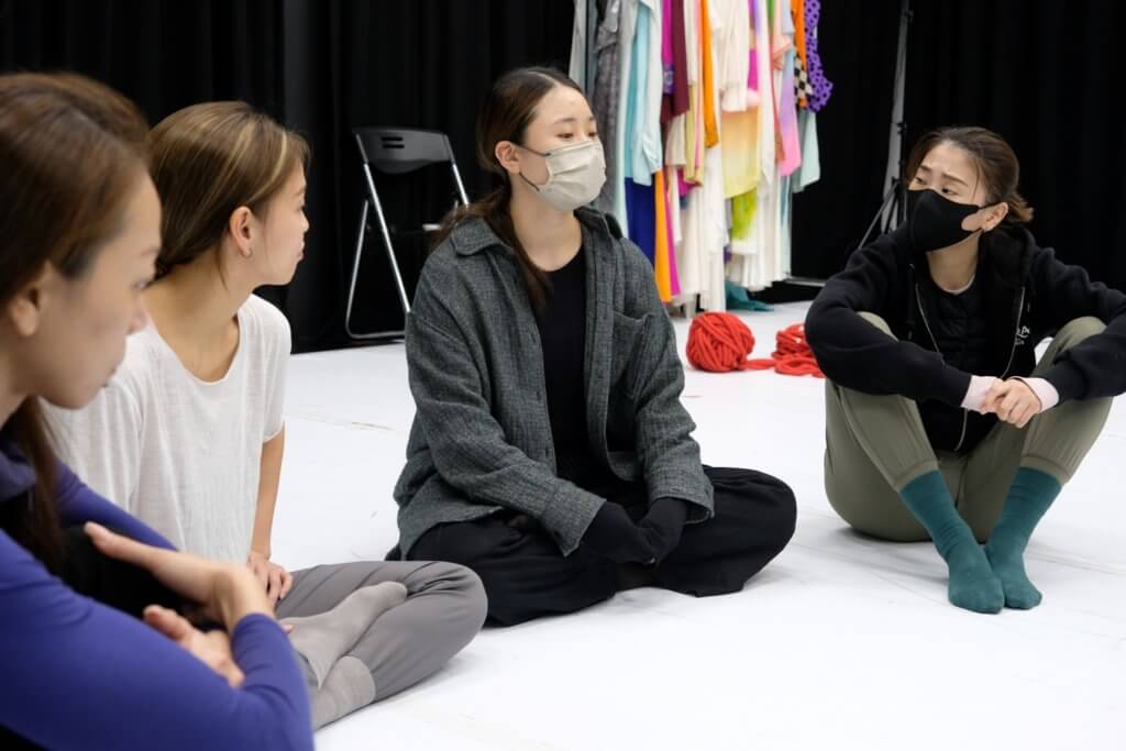 舞者們被帶領進行聆聽練習，在別人的故事分享中產生連結。