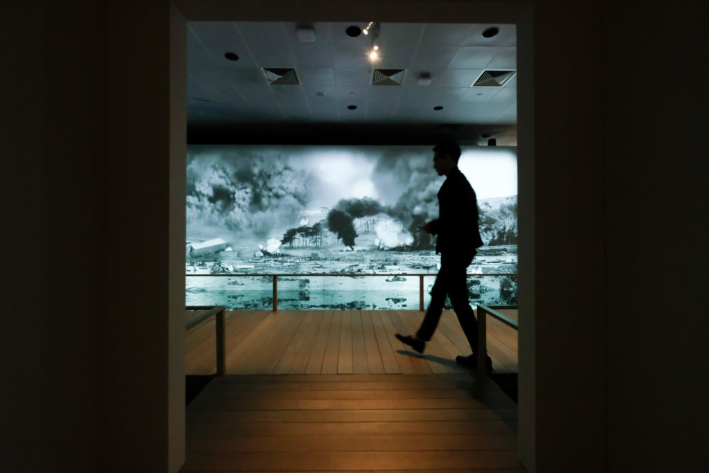 香港著名藝術家曾建華表示在創作中喜歡改動空間，因此構思在展廳裏建 造一道橋，把觀眾從現實世界帶進古書畫的展覽空間。