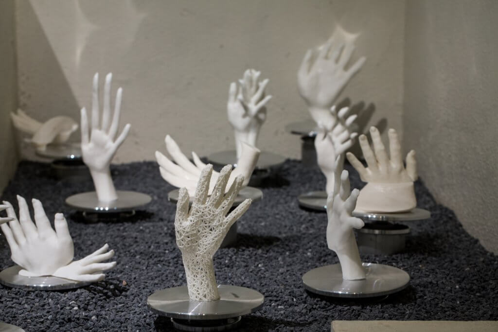 《種手》設置在製陶用的轉盤上展示，將機器製作與手工製作意合類比。