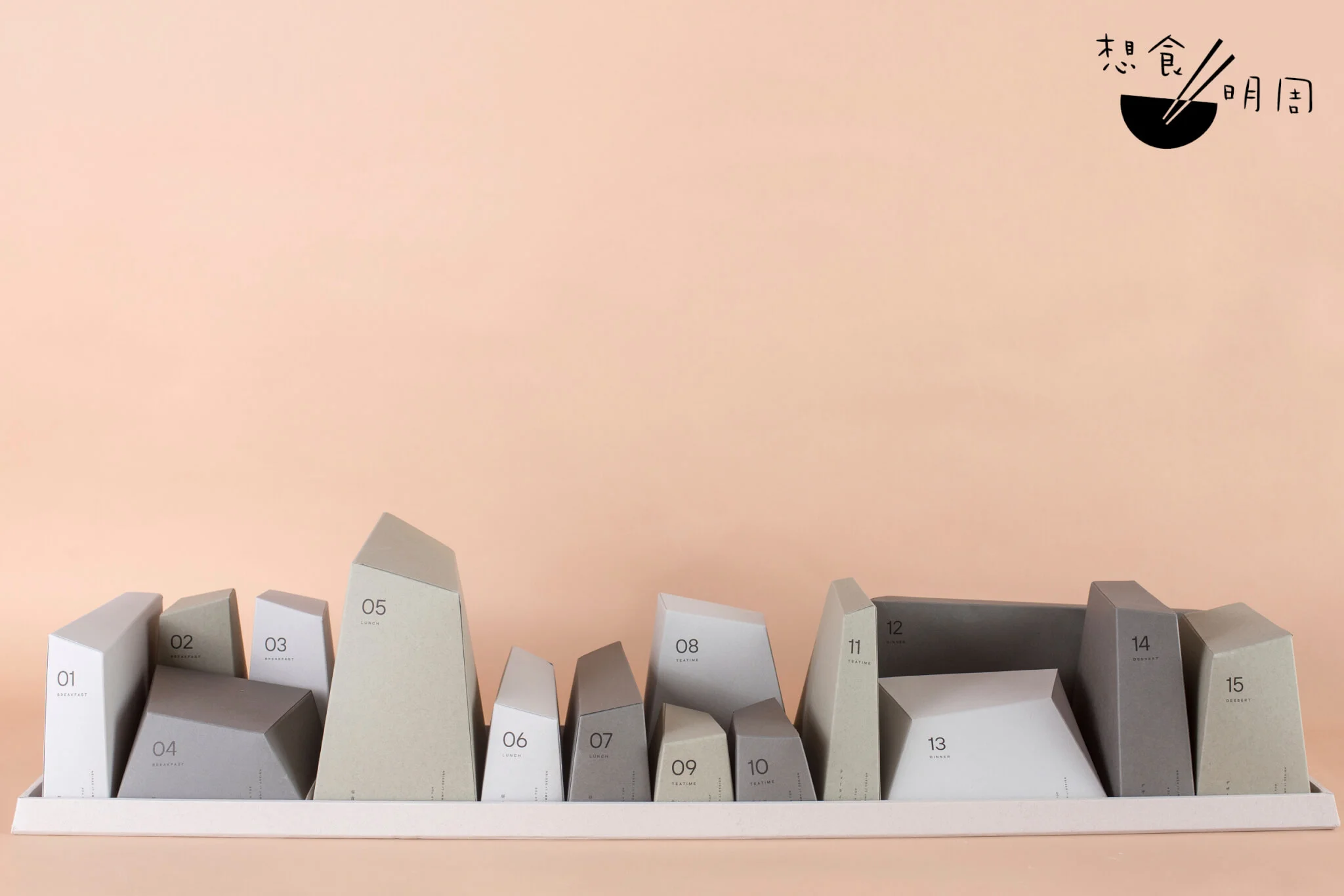 MEALSCAPE禮盒 揭開水泥灰盒蓋,發現盒中有盒,內裏盛載的多款日式美食,足夠收禮者吃上一整天。($1,388/份)