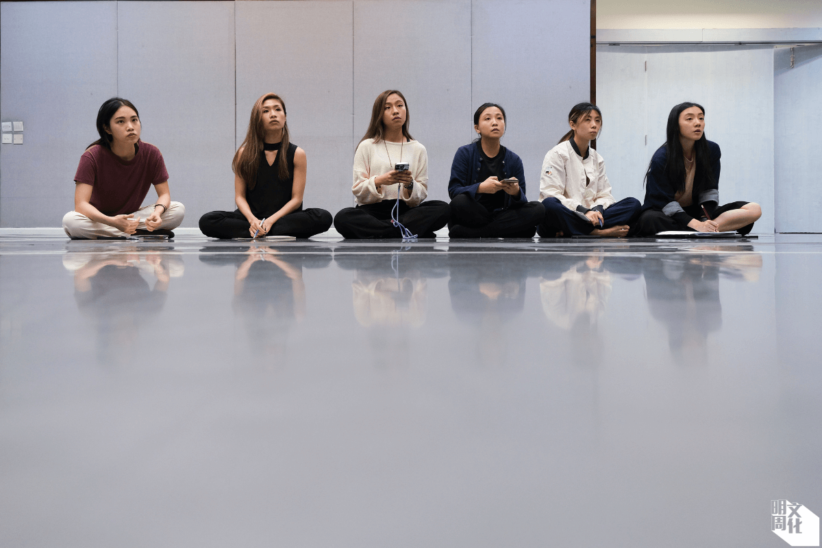 六位女生展示其編舞作品後，聆聽導師意見，左起：黃珮妍、鄭漪琪、曾懷恩、鄭舒文、孫泳詩成栩萾。