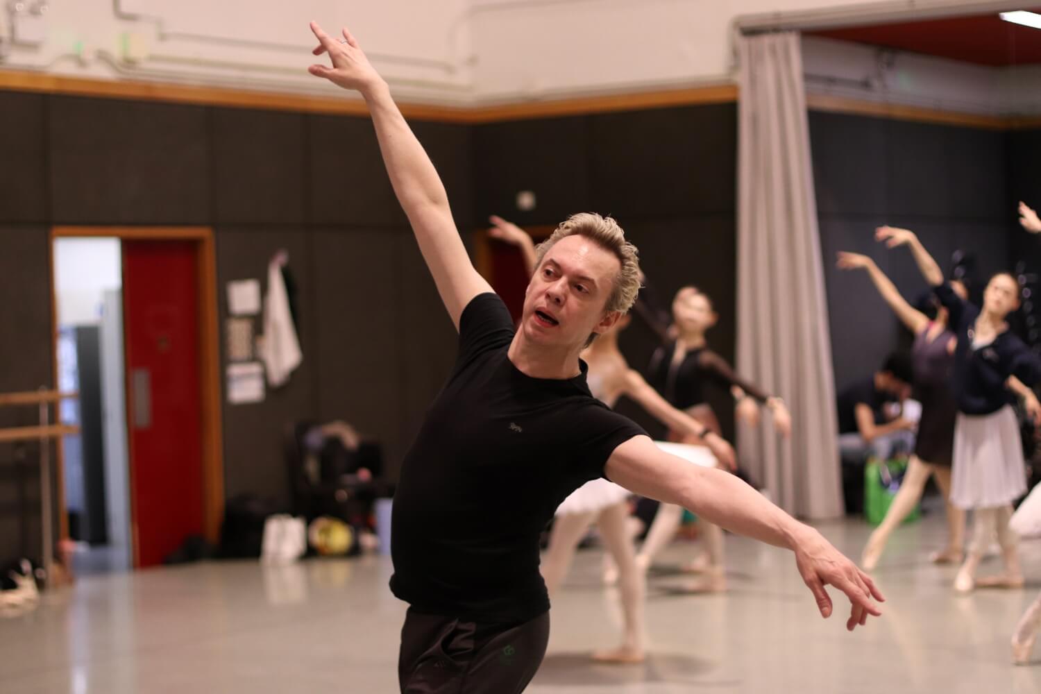 編舞馬拉科夫認為古典芭蕾是最困難的舞蹈形式之一，專攻古典芭蕾的舞者也能輕易掌握其他舞蹈風格。