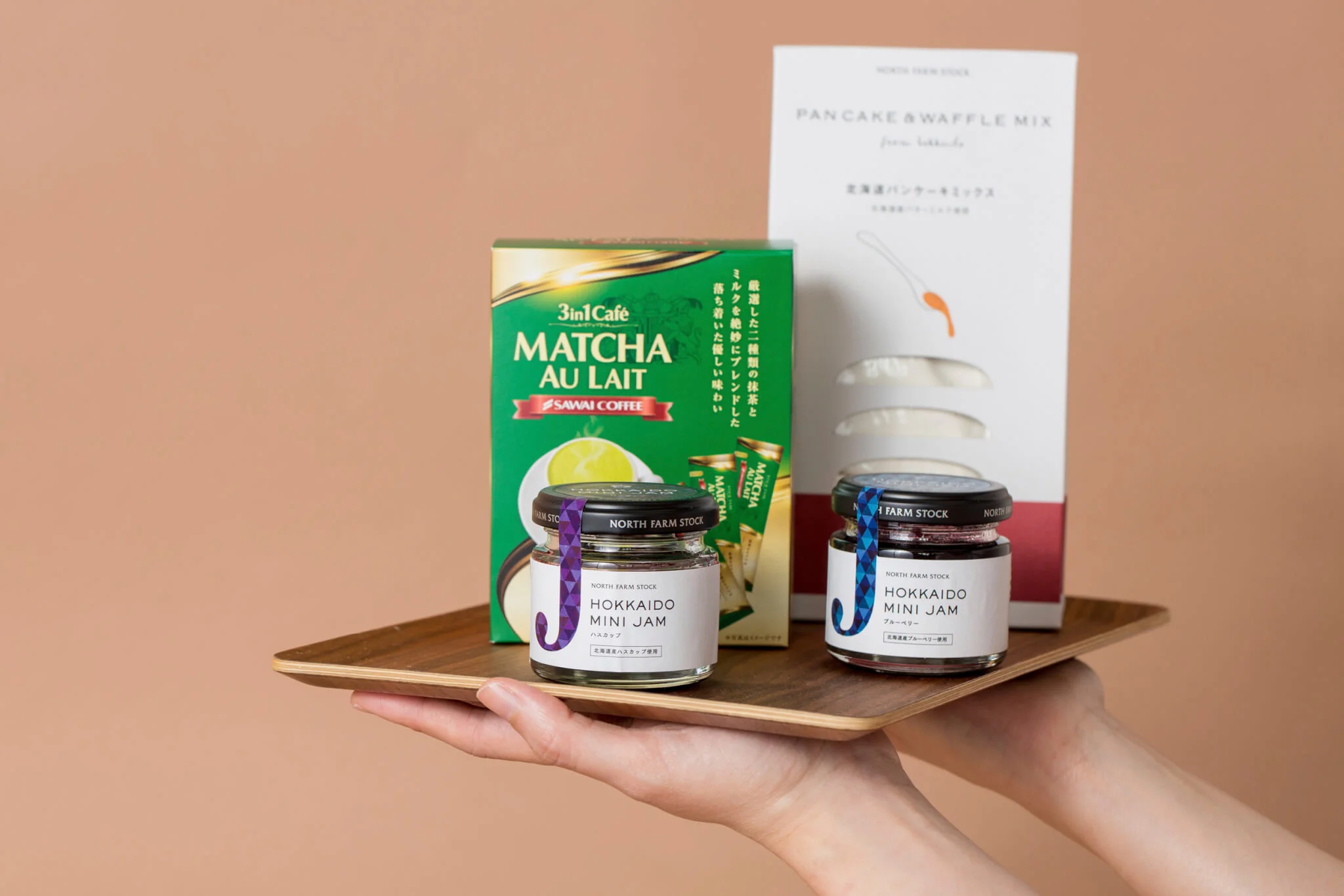 打開早餐盒子,發現有北海道班戟粉、果醬及即沖抹茶拿鐵,是頗周全的配搭。