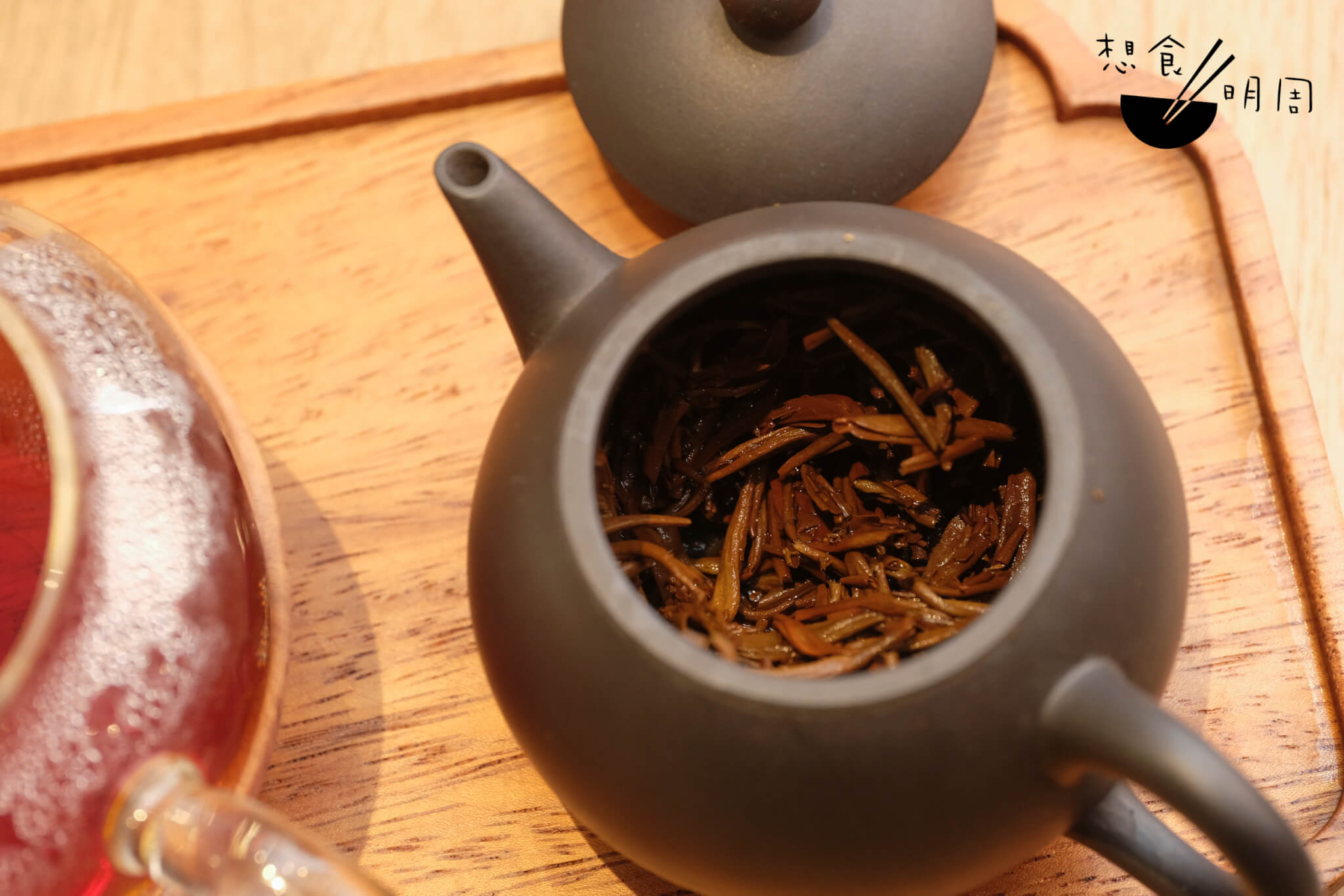 這裏也提供多款中國原片茶葉選擇，例如滇紅、普洱等，都用紫砂茶壺盛載，讓客人放慢步伐品嘗。