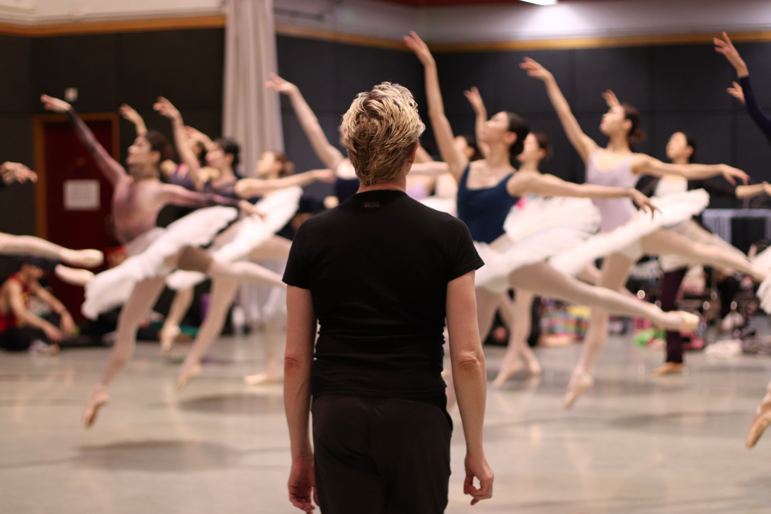 編舞馬拉科夫鍾情於古典芭蕾，場景變換行雲流水，舞者動作合拍齊整，這正是古典芭蕾的美麗之處。