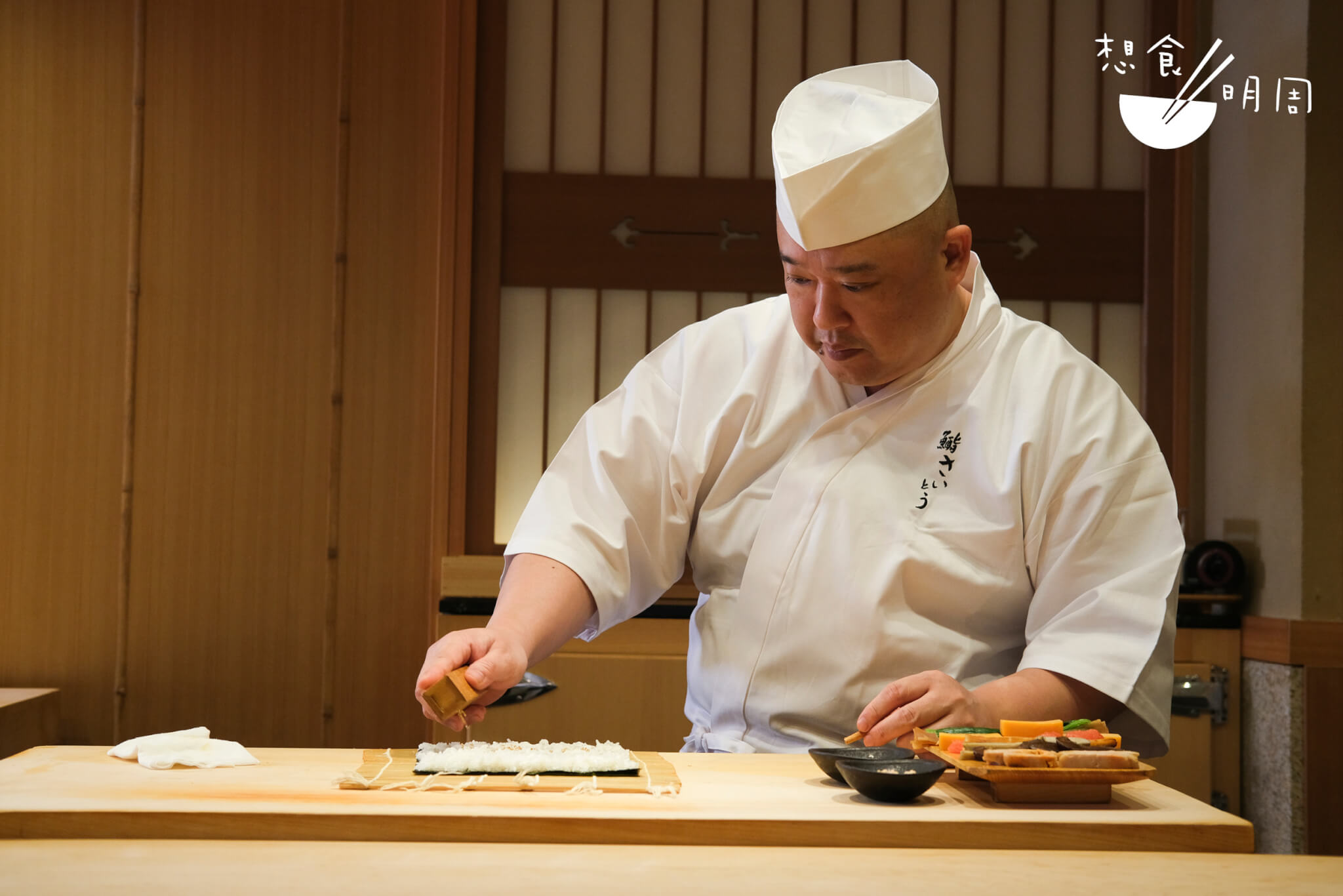 廚師發辦尾聲，主廚久保田雅都會於席前做太卷壽司。要把十種食材一口氣捲好、切件而不散，力度拿捏要很到位。（廚師發辦菜式之一）