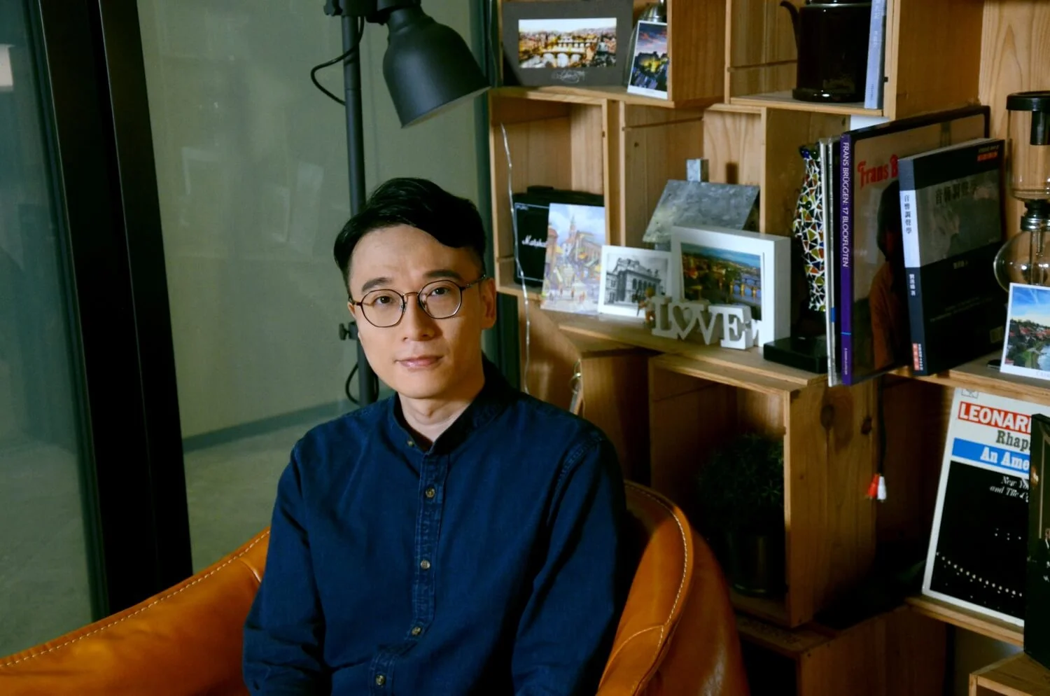 Calvin在拍攝節目時也有不少新嘗試,身兼多職的他,由資料搜集、選曲、撰稿、與演員對稿到進行拍攝都全力以赴,務求製作出高質素、具趣味性的音樂教育短片。(照片拍攝: Frankie Chow)