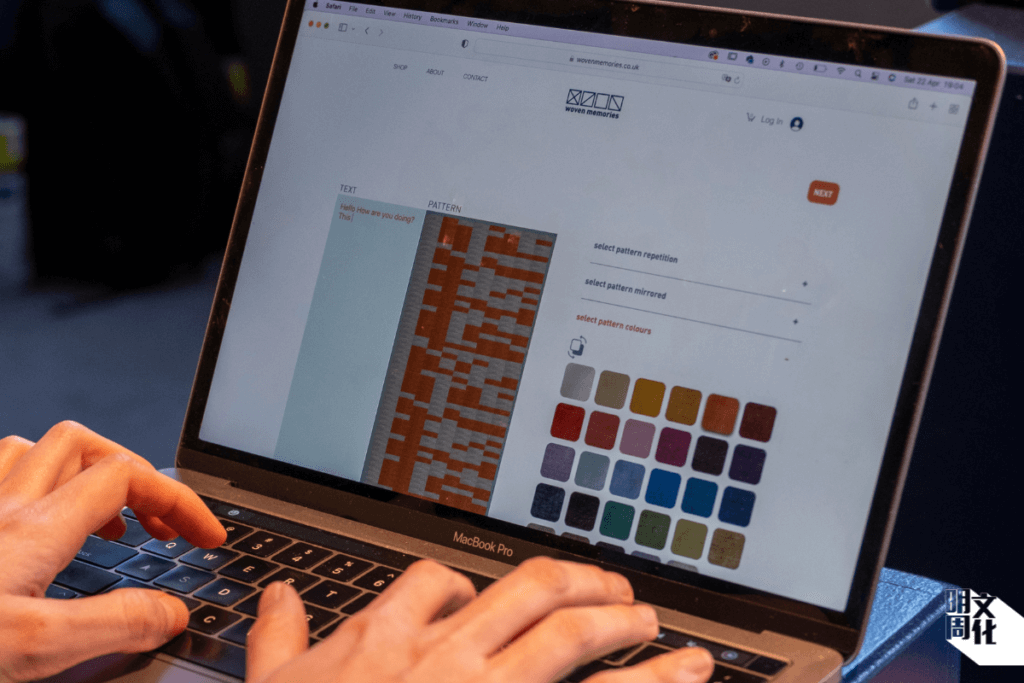 Weaving Memories目前推出了咕𠱸及圍巾，希望日後增加更多種類；客人可以自訂文字，轉化成圖案密碼。