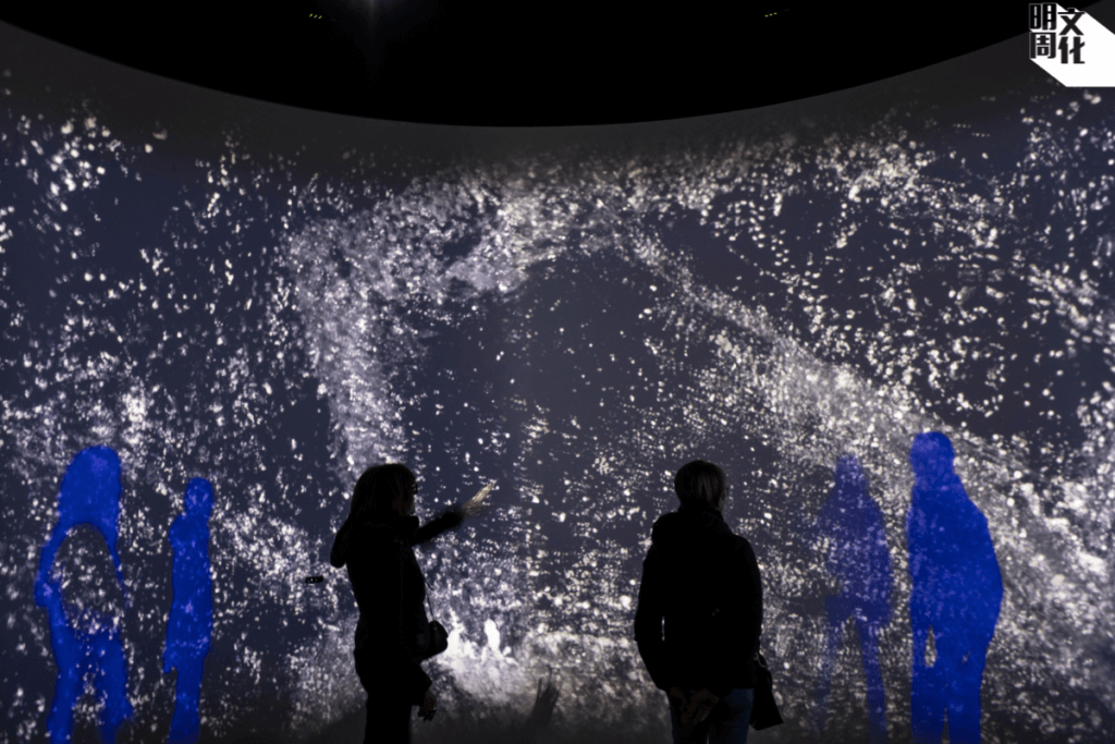 在米蘭設計周展出的大型沉浸式互動藝術裝置《Fluxus》，以富有詩意的光影音效，使觀眾猶如置身奇妙的水中世界。