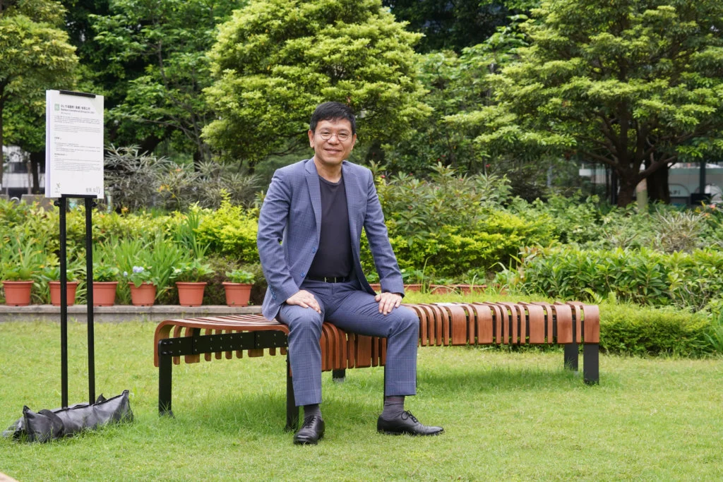 零碳天地管理委員會主席符展成表示竹子生於大自然，因此展覽設置室外草地，象徵人類對大自然的尊重。