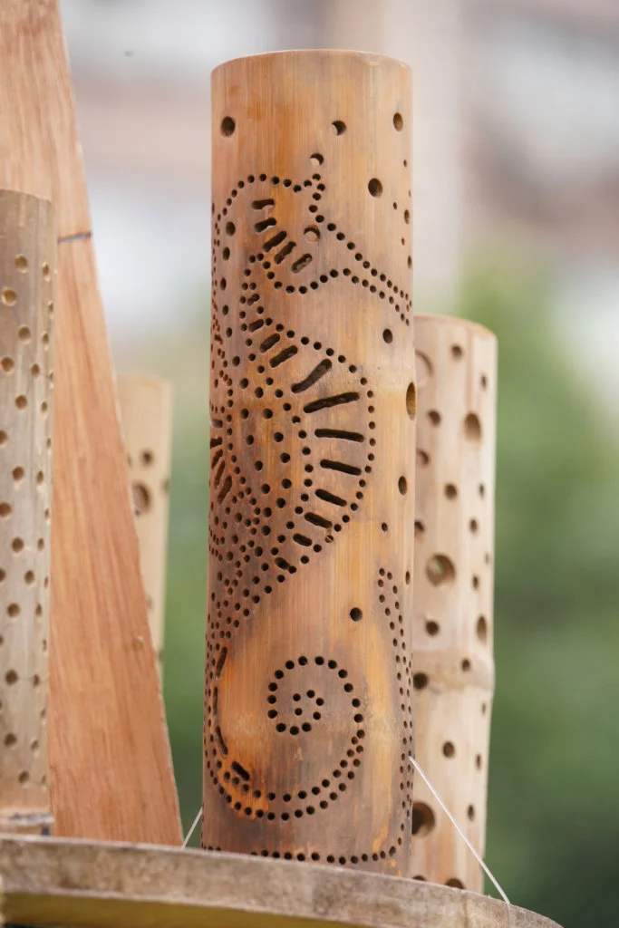 簡sir工作坊的學員以點字方式在竹燈表面點上不同圖案，表達不同心意。