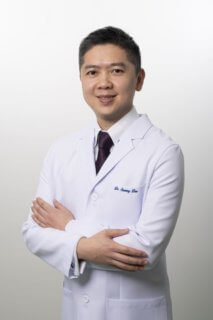 皮膚科專科醫生 劉安祥（Sammy Lau）畢業於香港中文大學，並獲得英國皇家內科醫學院院士及皮膚科專科資格。