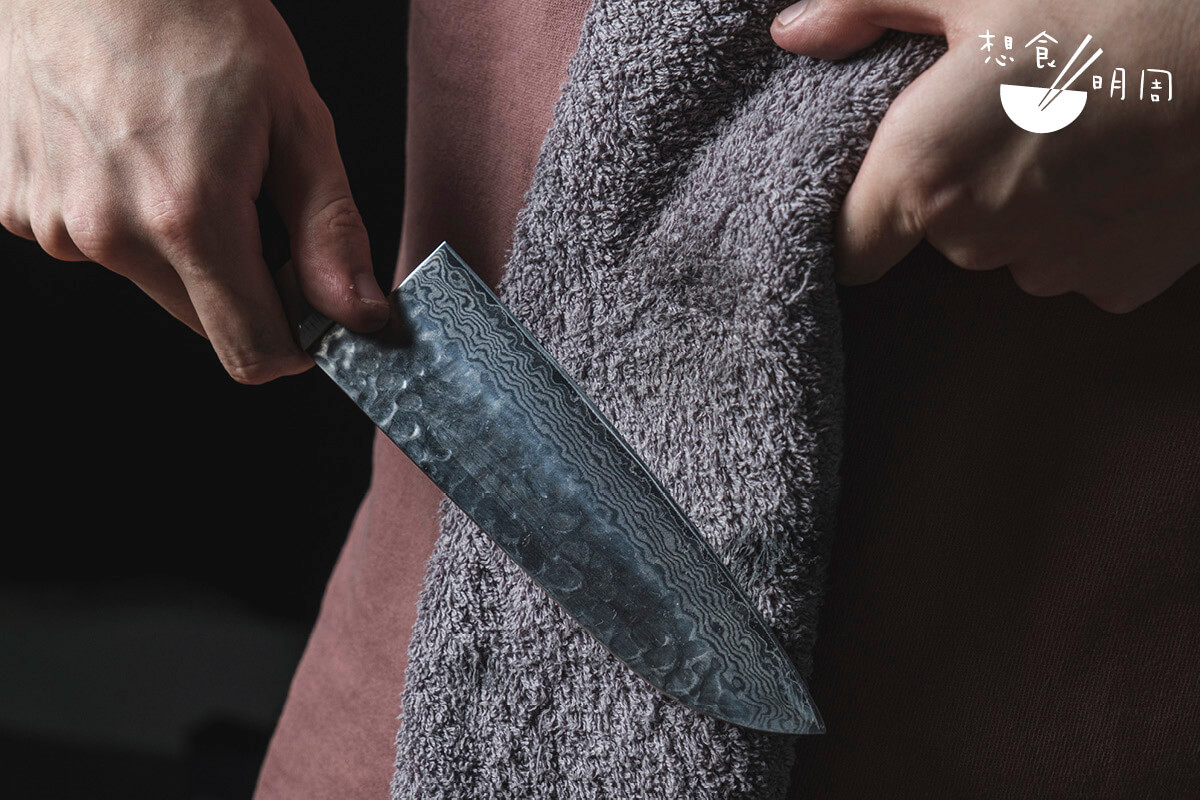 磨刀最後可以在毛巾上從刀背向刀刃方面磨擦，磨走輕微而不易察覺的毛邊。