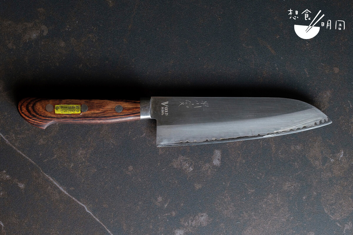 包周愛用的廚刀在京都錦市場購入， 來港之後一直由油麻地廟街的資深磨刀師傅華叔照顧。