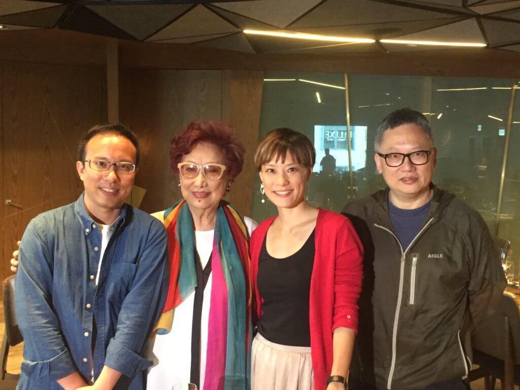 Haider、Dora（左三）訪問了潘迪華（左二）及學 者吳俊雄，分別從文娛事業及流行文化角度分享歐 德禮的貢獻。