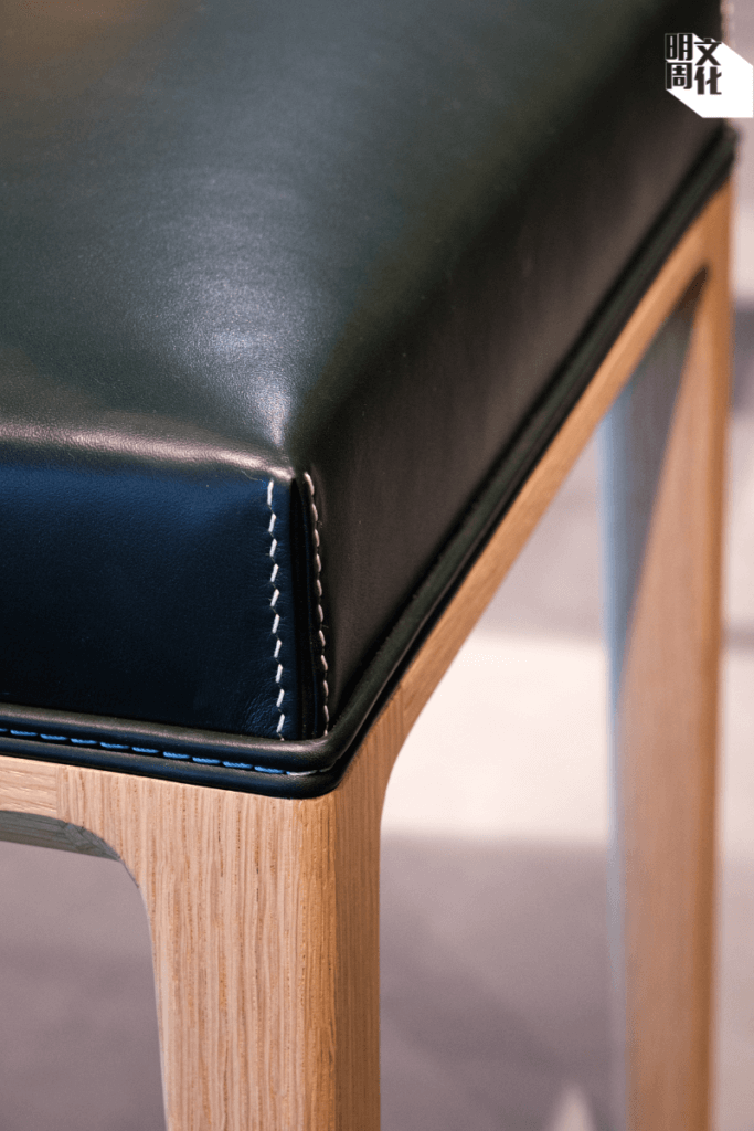 Conservatoire椅子是一款以皮革包裹、棱角分明的椅子。