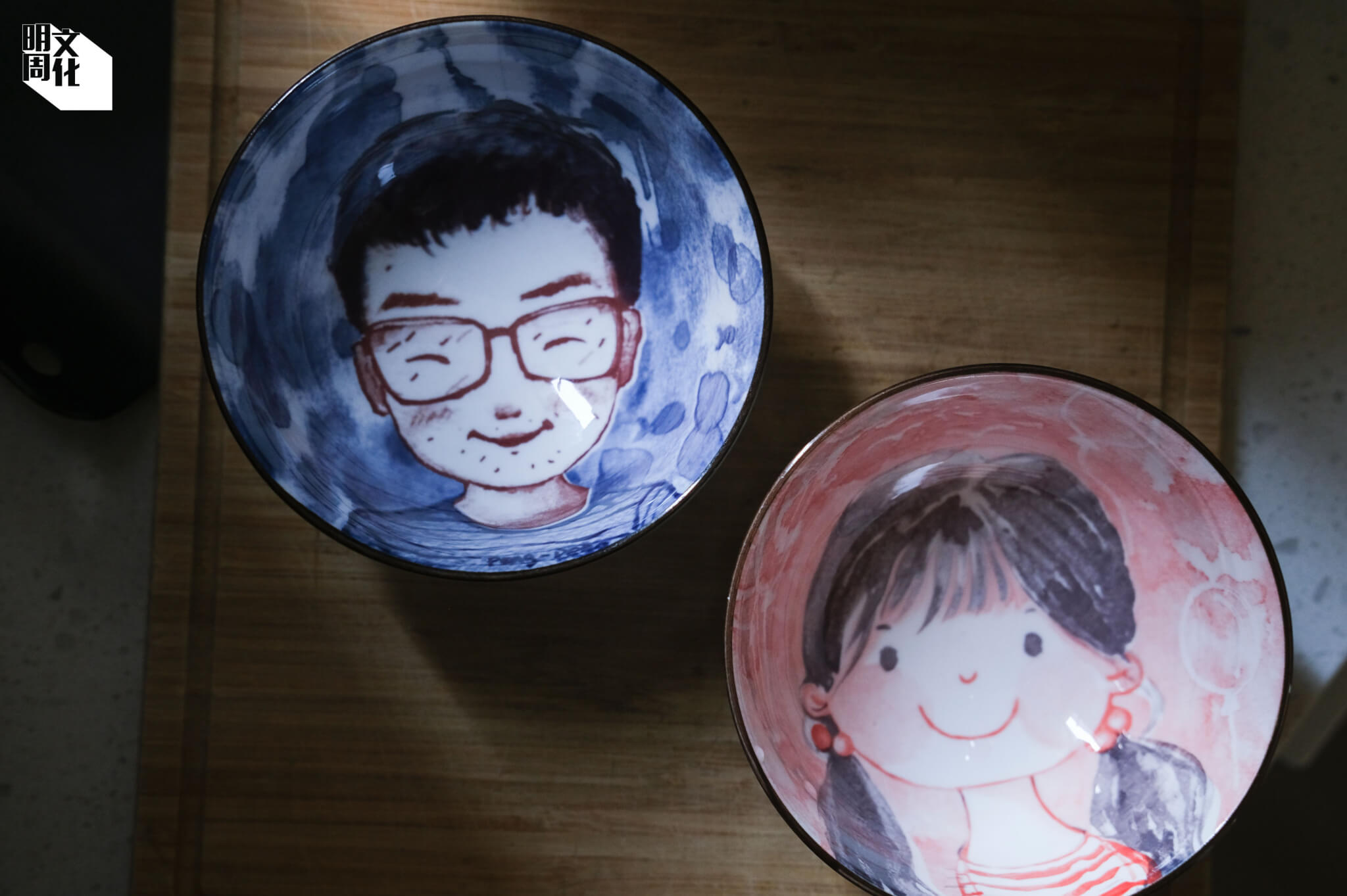 吳家的廚房中，擱着一對繪有吳先生和樂樂肖像的飯碗。