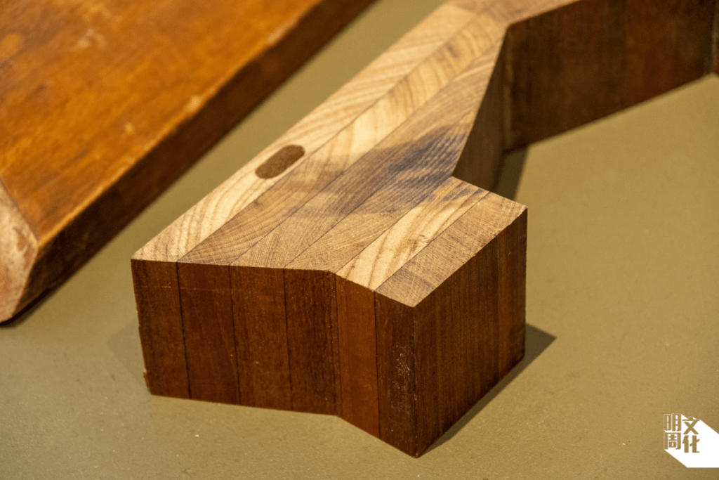 木製扶手本身是矩形，也十分沉重，改造難度很高。