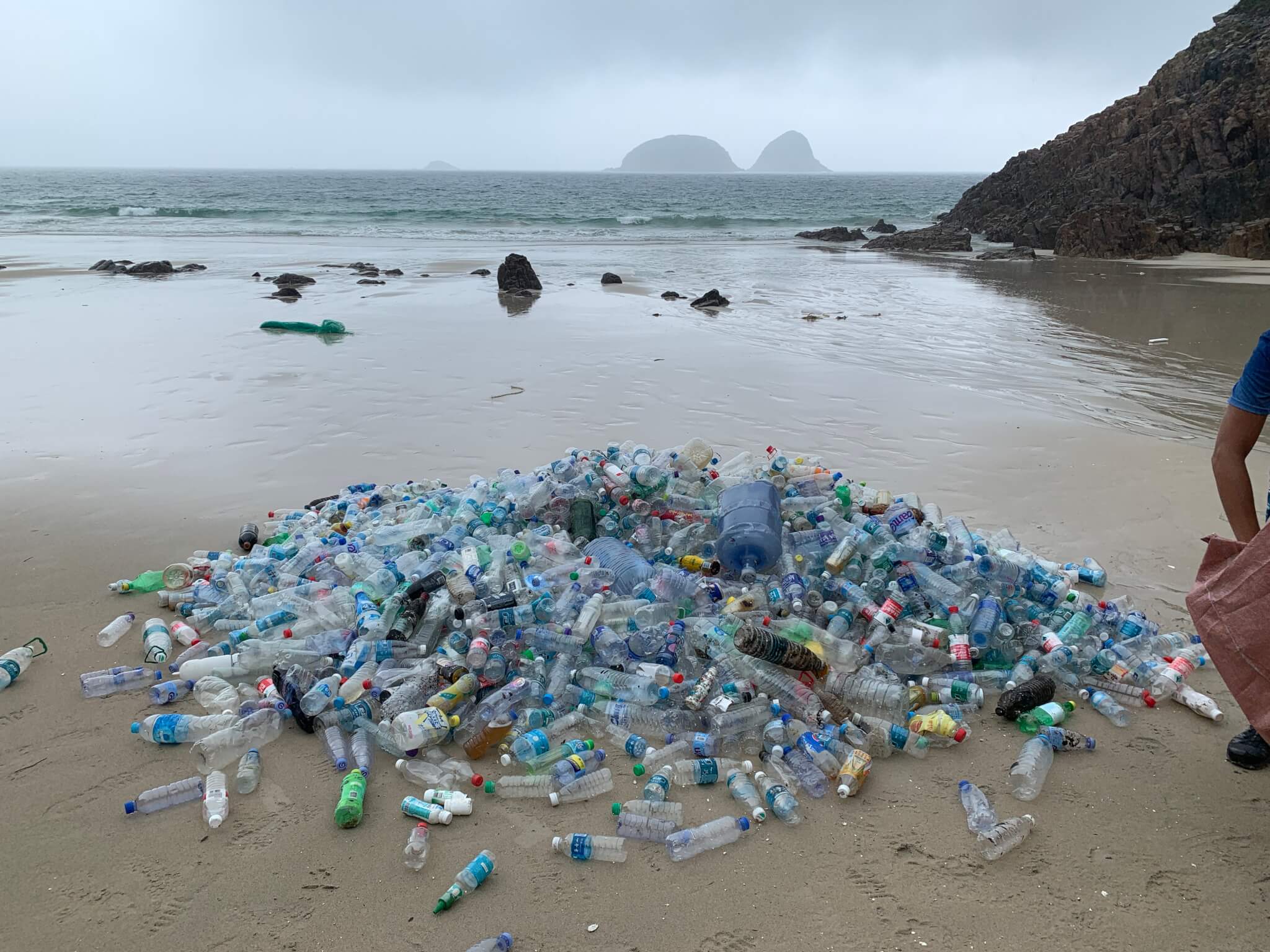 大便妹曾在本港其中一個沙灘執拾逾二千瓶膠水樽。