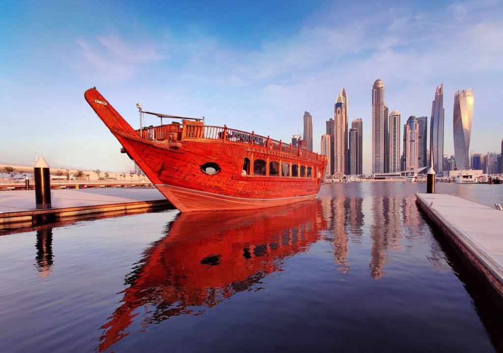 夏季是遊覽杜拜的最佳時機，合家歡旅遊節慶《杜拜夏日驚喜節》即將展開，到訪杜拜或杜拜轉機的阿聯酋 航空旅客憑My Emirates Pass，可享有眾多景點優惠，如在杜拜碼頭參加三角帆船遊（圖），細味城市風光。