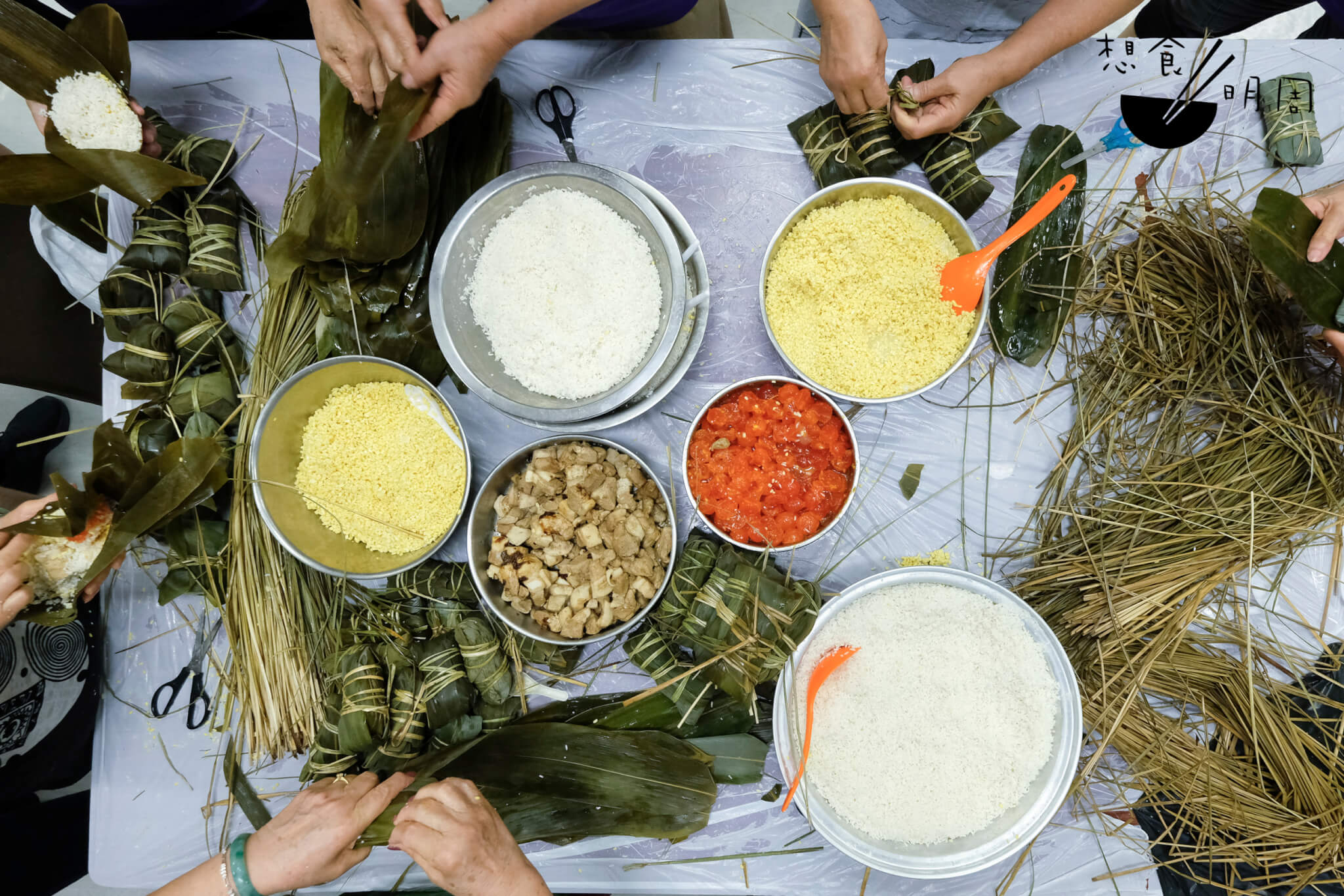 活動當天，大埔的客家媽媽們都提前來到會場，用五花腩、鹹蛋黃、綠豆、糯米包糭子，手法飛快。