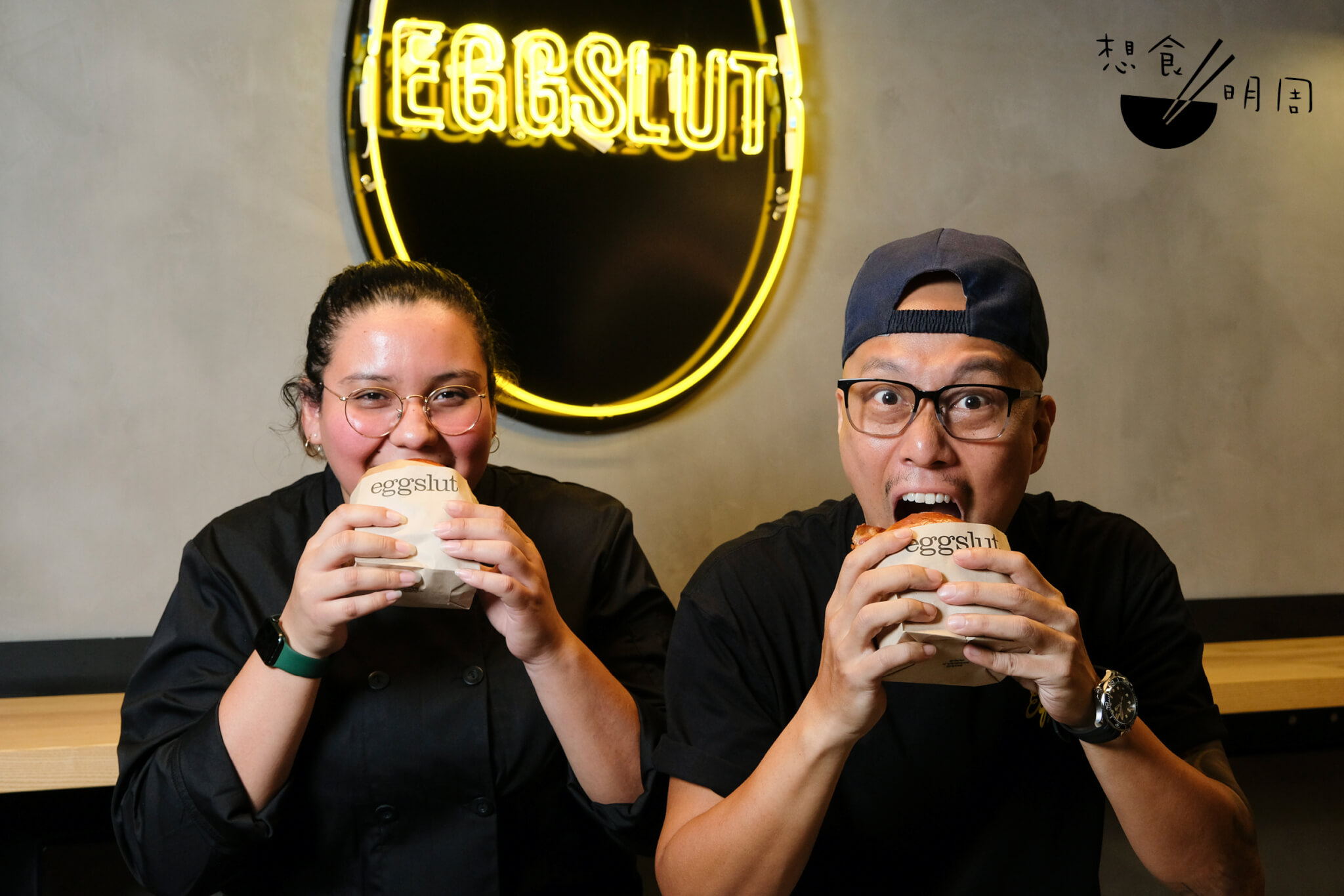 Eggslut餐廳發展指導員Zayra Vela（左）和香港地區首席執行官Ricken Lau被問到如何處理烹調超過五分鐘的蛋，他們毫不猶疑回答：「Throw it!（扔掉它！）」