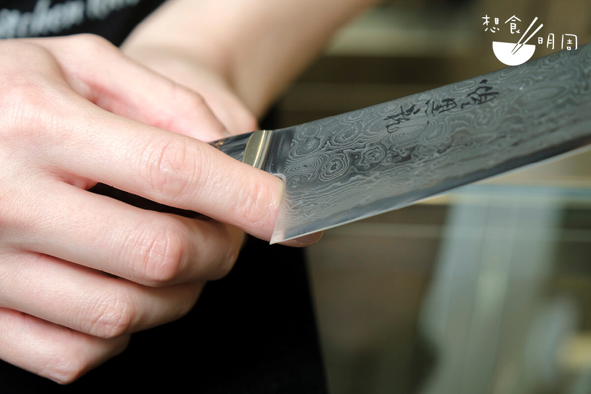 工精良的刀具在每個細節上用心，刀身和刀柄的接口位經打磨不會𠝹手。